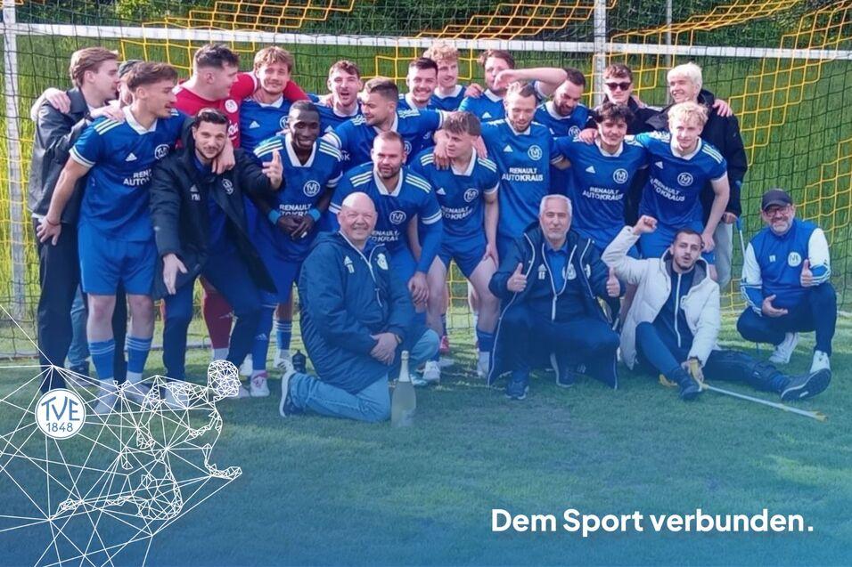 Mannschaftsfoto der 1. Fu&szlig;ball-Herrenmannschaft nach der gewonnenen Meisterschaft