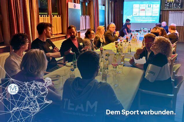 Die Sponsoren sitzen zum Abendessen in der Kegelstube in der Jahnhalle