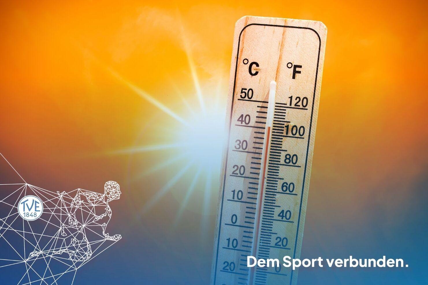 Ein Thermometer, das vor der strahlenden Sonne hohe Temparaturen anzeigt.