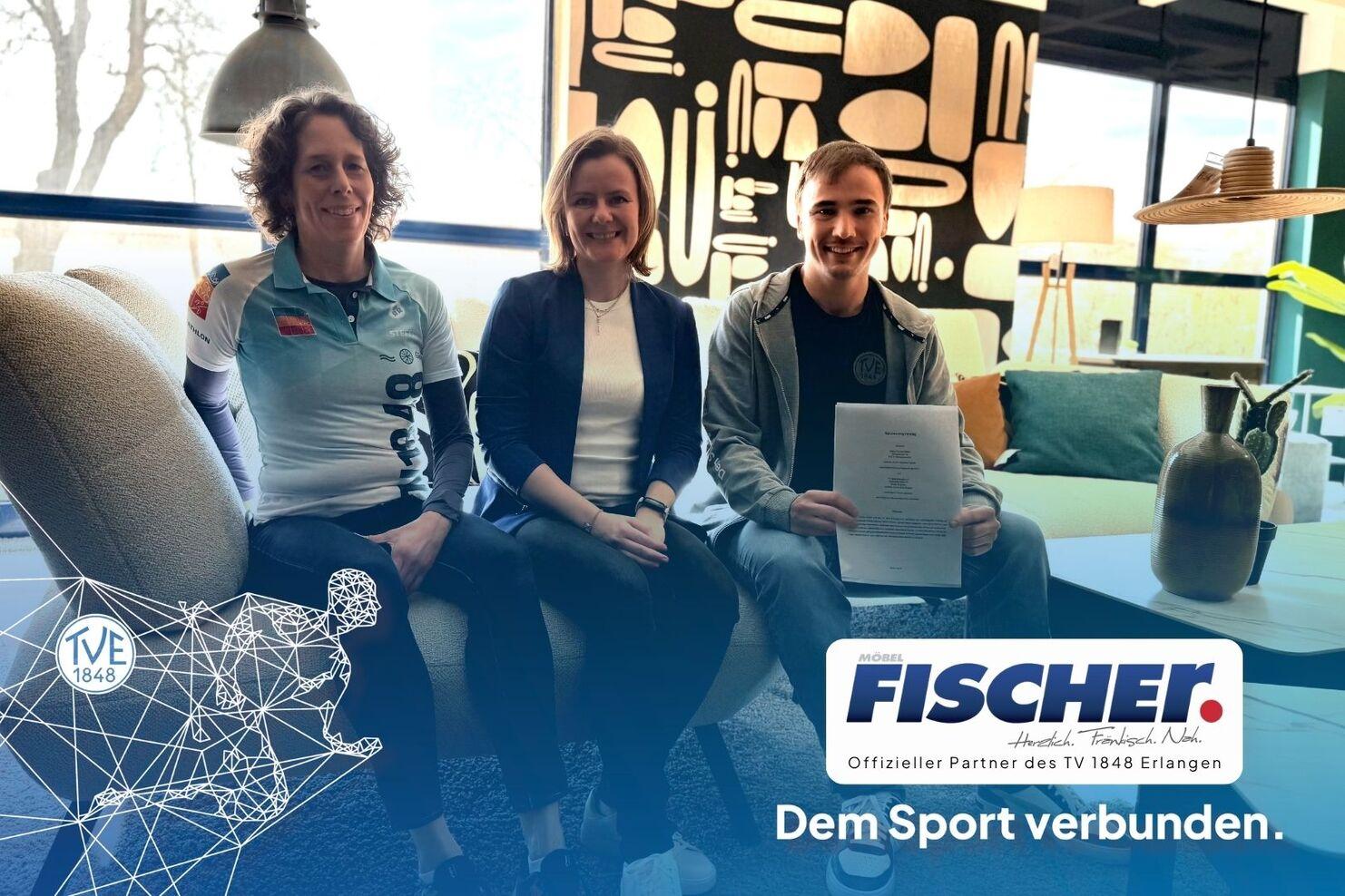 Steffi Guillon, Franziska Fischer und Jonathan Lorenz pr&auml;sentieren den Sponsoringvertrag.