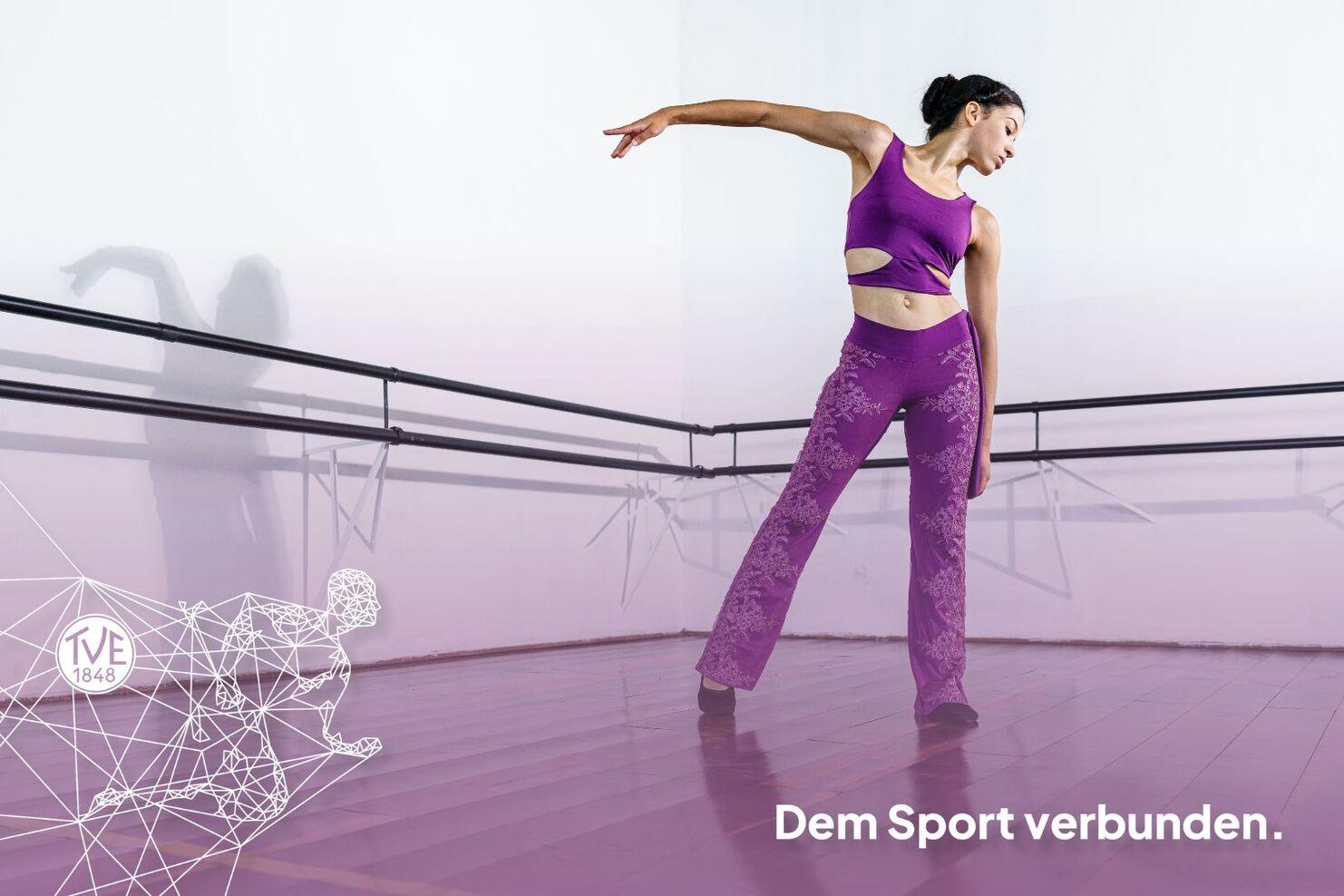 Eine Tanzlehrerin im Tanzstudio.