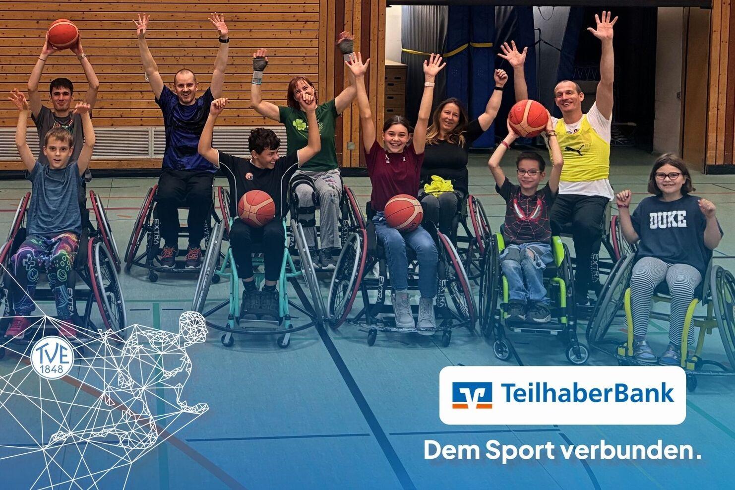 Die teilnehmenden Rollstuhlfahrerinnen und Rollstuhlfahrer des Rollstuhlsportangebots mit Basketb&auml;llen in der Hand.