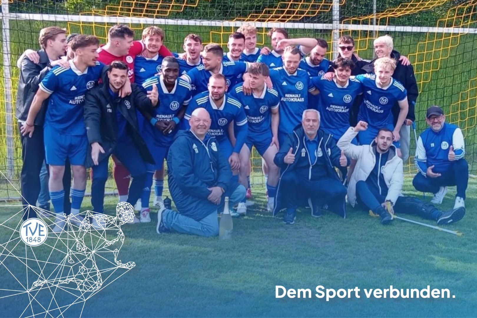 Mannschaftsfoto der 1. Fußball-Herrenmannschaft nach der gewonnenen Meisterschaft Mannschaftsfoto der 1. Fußball-Herrenmannschaft nach der gewonnenen Meisterschaft