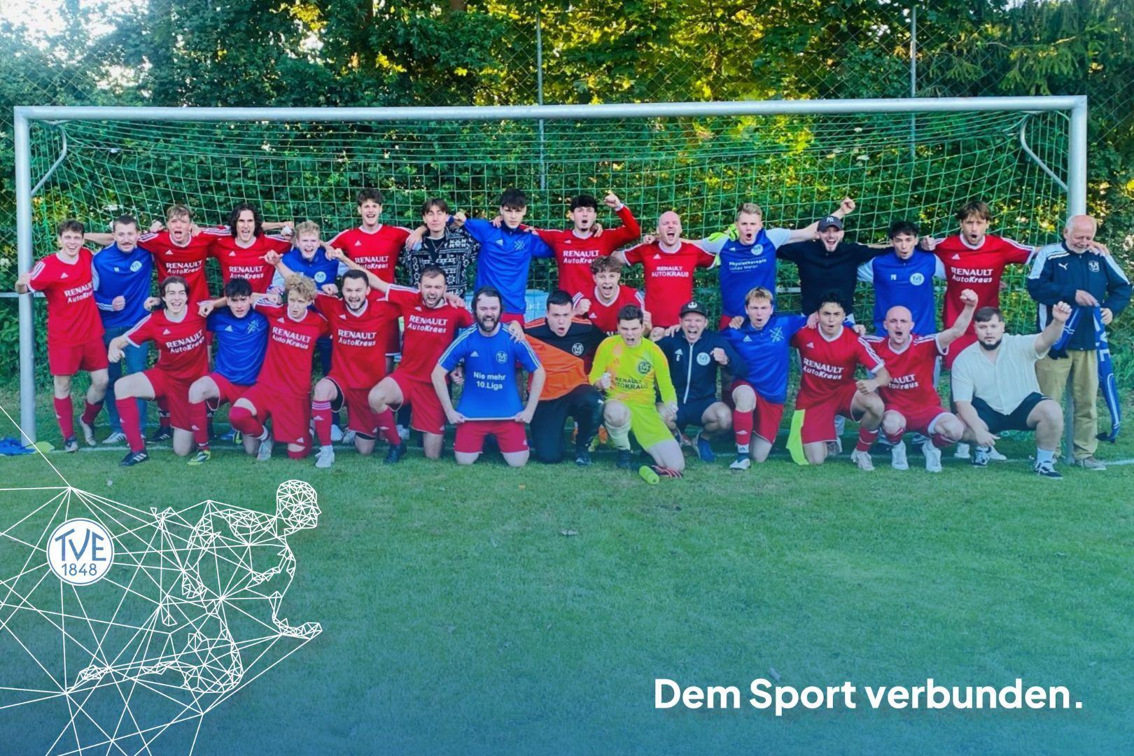 Mannschaftsfoto der 2. Fußball-Herrenmannschaft nach der gewonnenen Relegation Mannschaftsfoto der 2. Fußball-Herrenmannschaft nach der gewonnenen Relegation