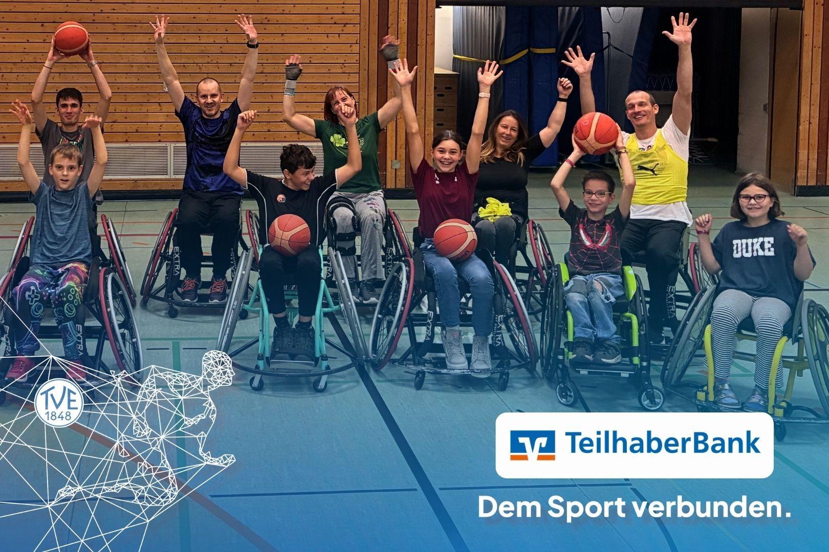 Die teilnehmenden Rollstuhlfahrerinnen und Rollstuhlfahrer des Rollstuhlsportangebots mit Basketb&auml;llen in der Hand.