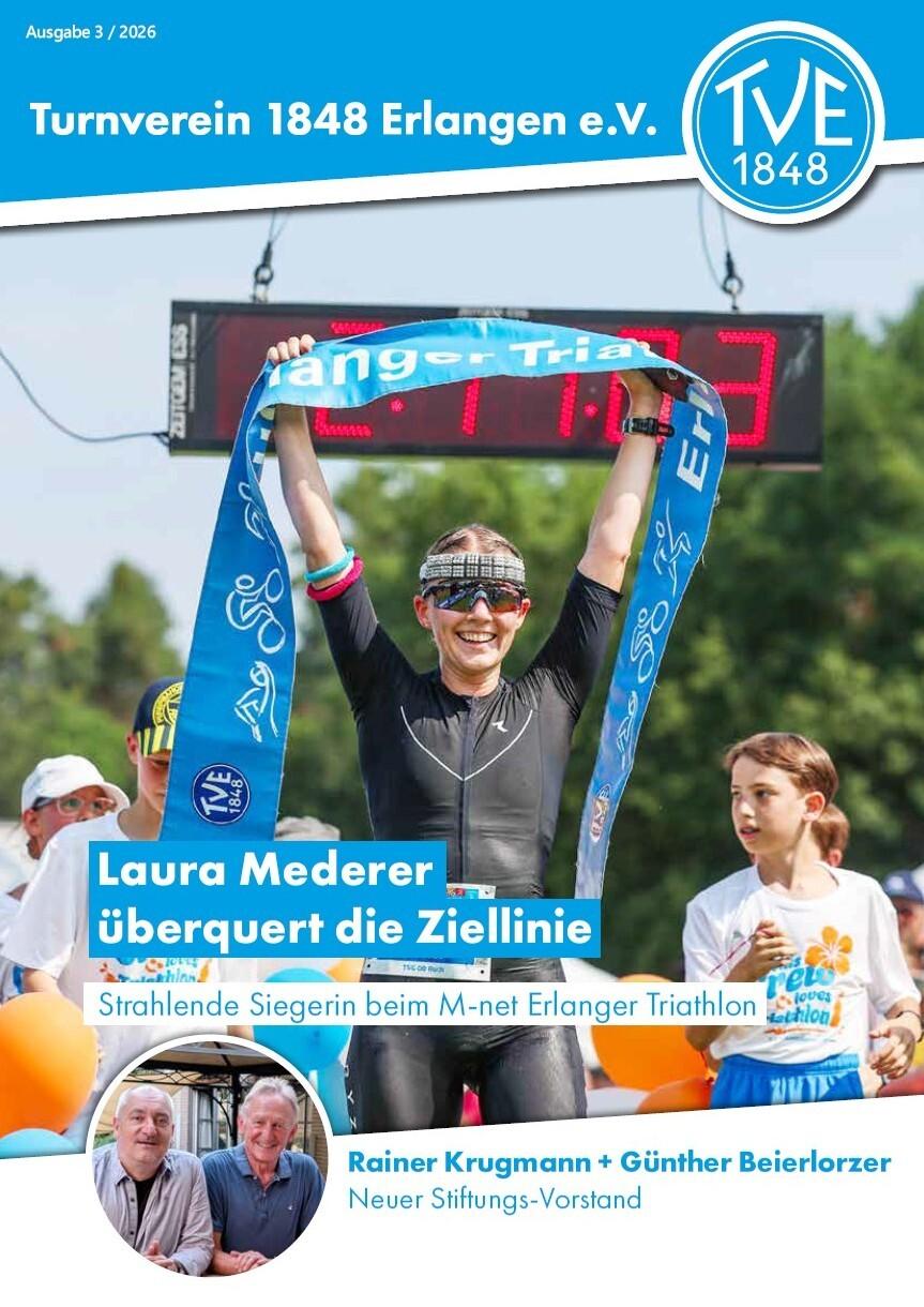Titelbild der Vereinszeitung 3/2026 mit Laura Mederer, die die Ziellinie beim Triathlon &uuml;berquert.