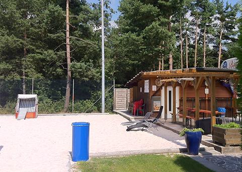 Sportgelände FC West Sitzmöglichkeit an der Außenanlage am FC West.