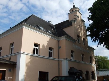 Außenansicht der Jahnhalle von vorne.