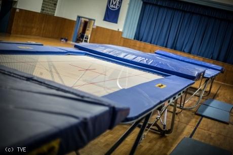 Aufgebaute Trampoline in der Haupthalle der jahnhalle.
