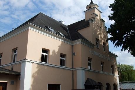 Außenansicht der Jahnhalle von vorne.