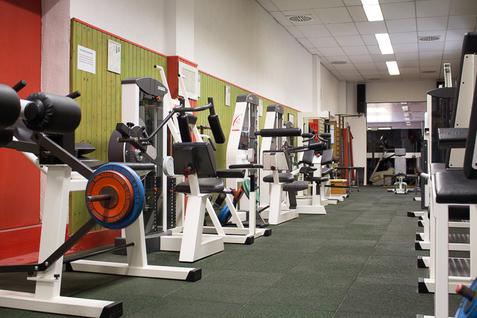 Mehrere Trainingsger&auml;te in einer Reihe im Kraftraum der Jahnhalle.