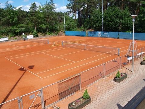 Tennisanlage am Kosbacher Weg Tennisanlage mit mehreren Sandplätzen und Netzen am Kosbacher Weg.