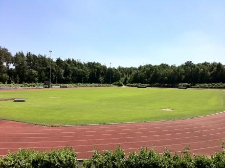 Sportplatz am Kosbacher Weg Sportanlage mit einer Laufbahn und einem großen Rasenfeld.