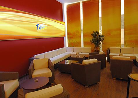 Älteres Bild des Lounge-Bereichs im Café des TV Vital mit einer gemütlichen Sitzgruppe aus Sesseln und Sofas in einem modern gestalteten Raum.