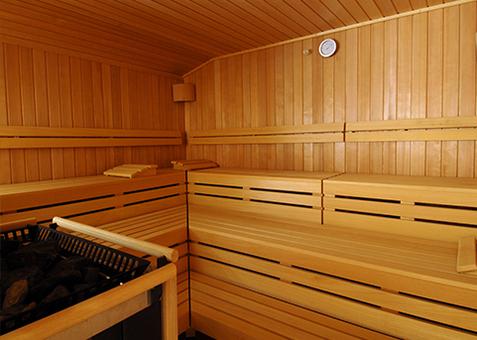 Innenansicht der Sauna im TV Vital mit Holzverkleidung, Sitzbänken auf mehreren Ebenen und einem Saunaofen.