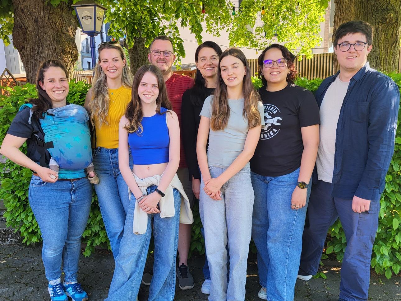 Die neue Vereinsjugendleitung von links nach rechts: Corinna Heinsch, Johanna Lang, Mathilda Kissich Christoph H&uuml;bner, Daniela Pfund, Luisa Pfund, Annie Rivera, Sebastian Lange. Nicht mit im Bild: Ramona Full, Anne-Marit Gro&szlig;e, Maximilian Mehl
