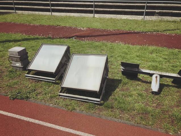 Alte Flutlichtleuchten auf dem Sportplatz am Kosbacher Weg.