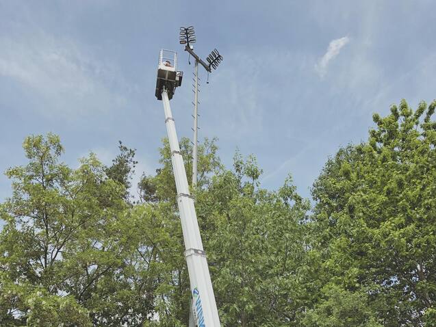 Hubarbeitsb&uuml;hne, die zur Montage von Flutlichtleuchten auf dem Sportplatz am Kosbacher Weg genutzt wird.