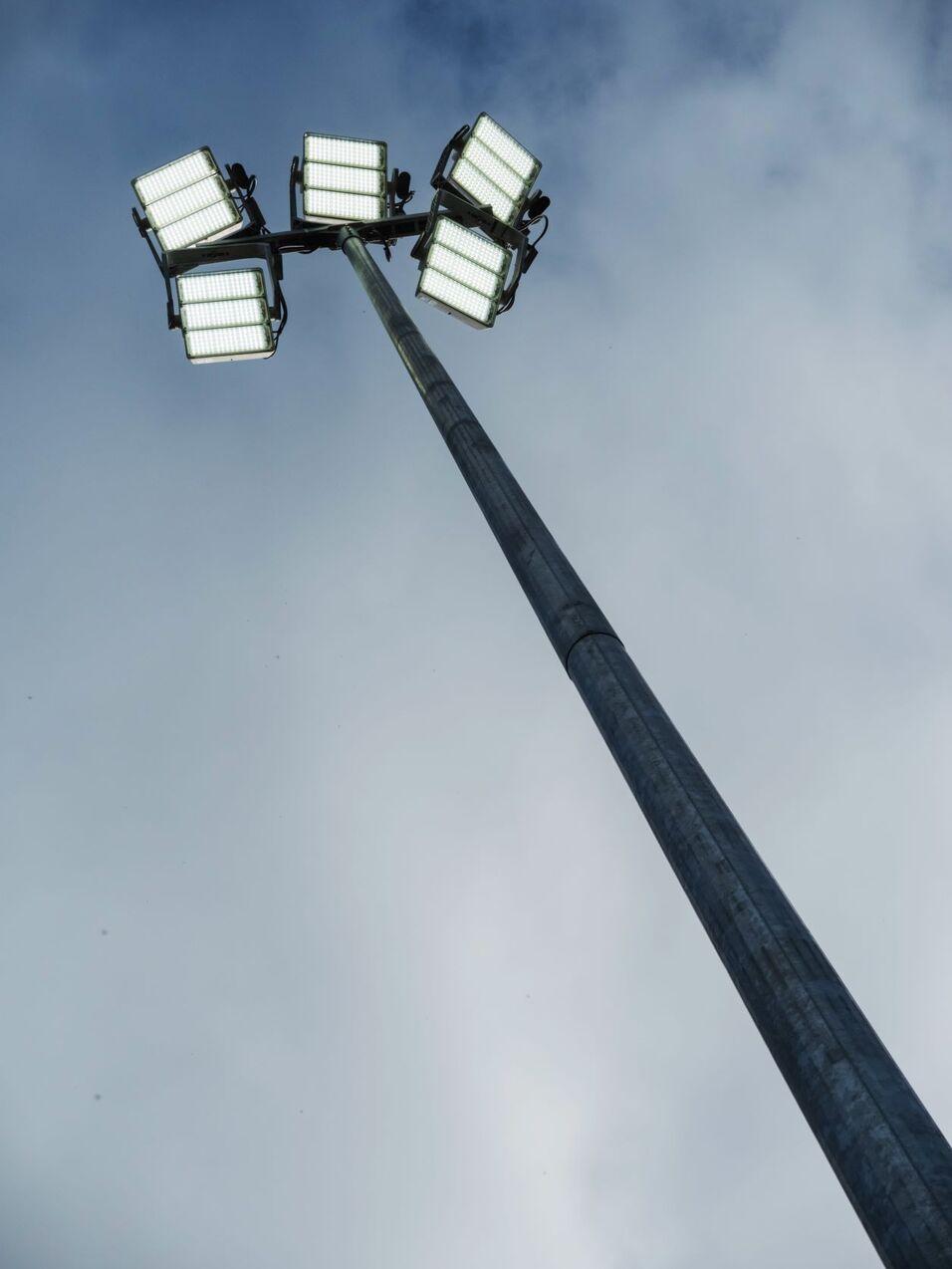 neues Flutlicht Neues Flutlicht auf einem hohen Mast.