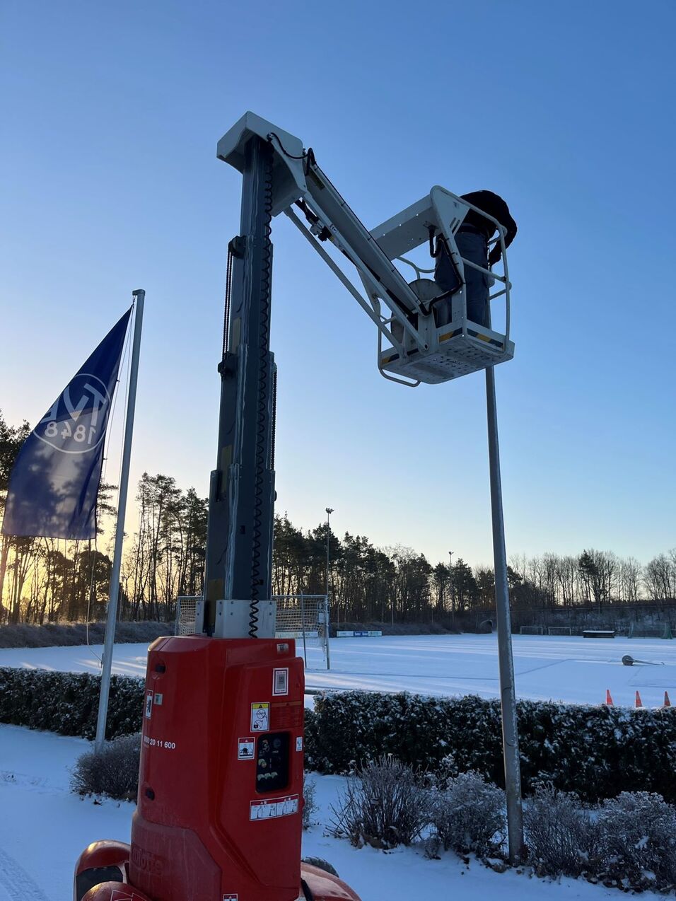 Hubarbeitsbühne beim Austausch der Gehwegbeleuchtung auf dem Sportgelände des TV48.
