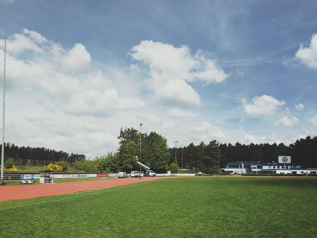 Aufnahme des Sportplatzes am Kosbacher Weg w&auml;hrend des Austauschs der Au&szlig;enbeleuchtung.