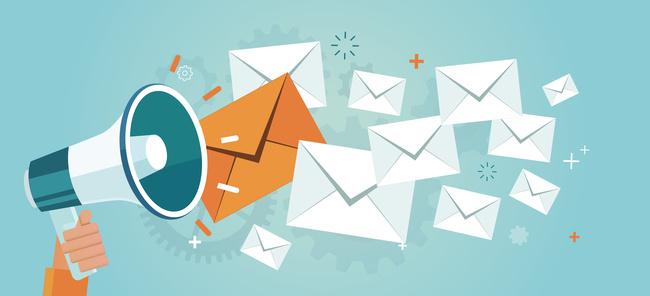 Megafon und Briefe Illustration eines Megafons neben vielen Briefen und E-Mails, vor blauem Hintergrund.
