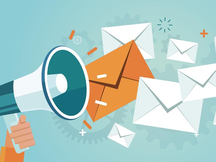 Megafon und Briefe Illustration eines Megafons neben vielen Briefen und E-Mails, vor blauem Hintergrund.