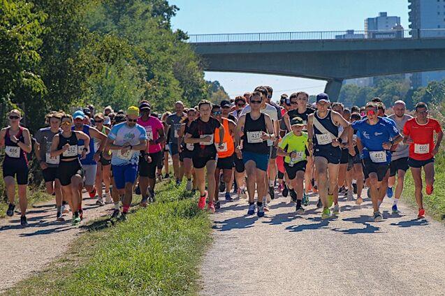 Foto der laufenden Läuferinnen und Läufer am Europakanal in Erlangen