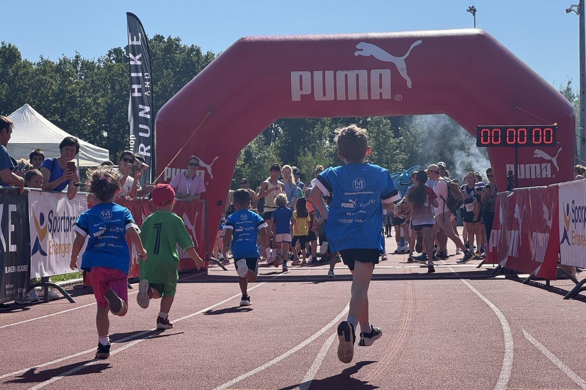 Foto von Kindern beim Zieleinlauf