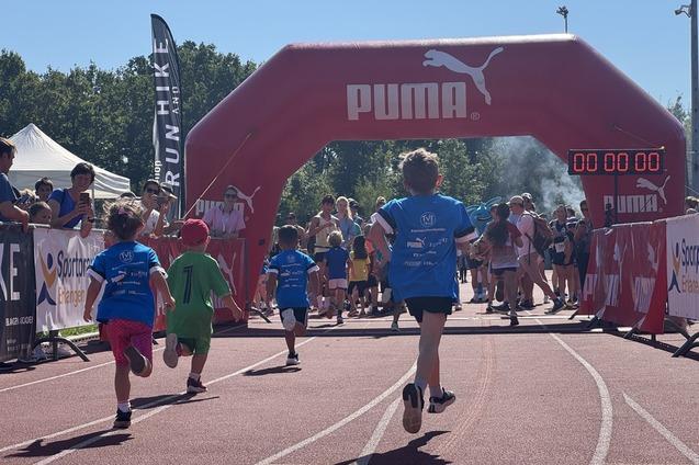 Foto von Kindern beim Zieleinlauf