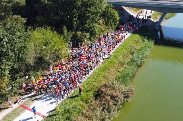 Luftaufnahme von Triathletinnen und Triathleten auf der Laufstrecke neben dem Europakanal in Erlangen