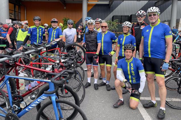 Gruppenfoto Rennradfahrender der RTF 2024 mit Rennr&auml;dern