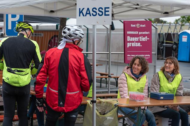 Foto mit vier Personen an  der RTF-Kasse