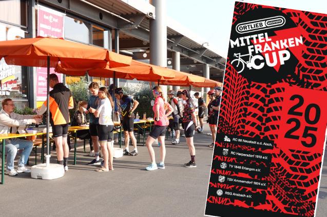 Bildmontage: RTF-Flyer vor Teilnehmerinnen und Teilnehmern bei der Anmeldung