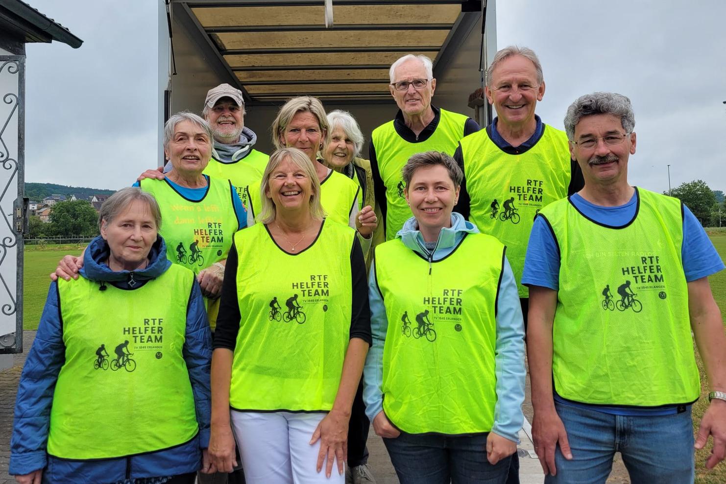 Gruppenfoto vieler RTF-Helfer in gelber Helfer-Weste