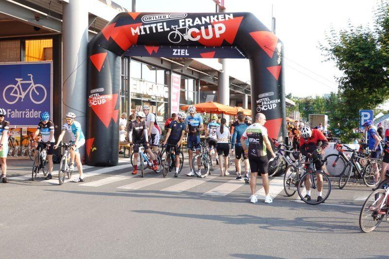 Foto: Radfahrer vor dem Startbogen der RTF 2023