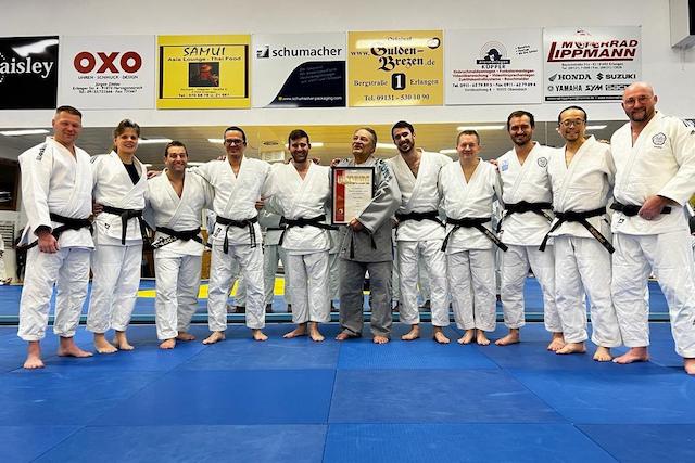 Gruppenbild mit den neuen Dan-Trägern