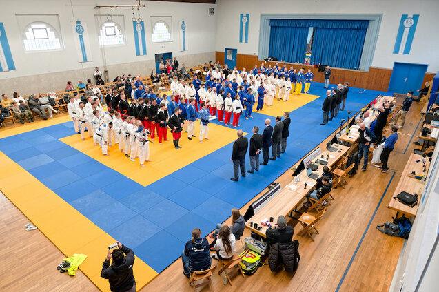 Überblick über die Halle mit allen Mannschaften