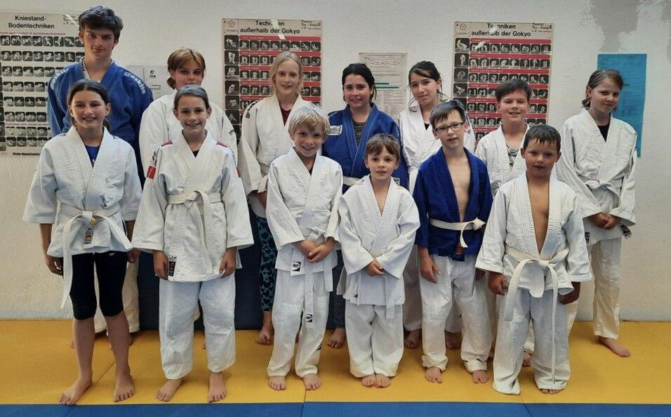 Gruppenbild mit Kindern aus der Ukraine