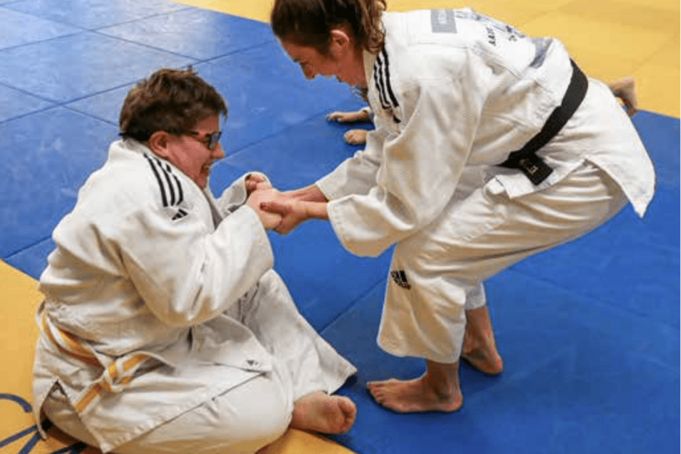 Marina als Trainerin auf der Matte