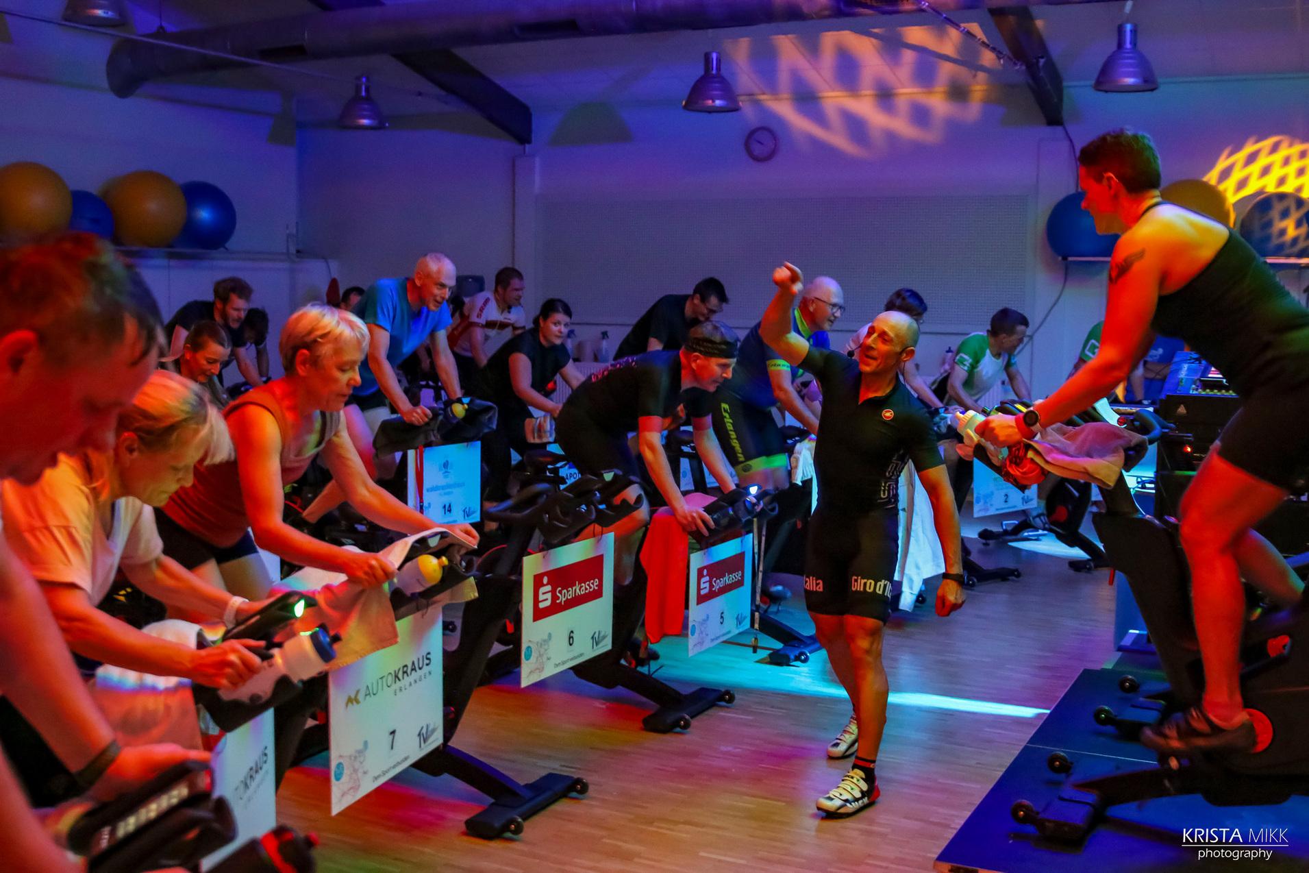 Indoor Cycling Marathon Radeln für einen guten Zweck. Beim Indoor Cycling Marathon werden 12 Stunden geradelt. Tolle Atmosphäre ist garantiert.